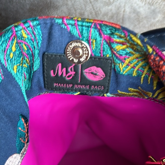 NWOT Makeup Junkie day keeper tote - Picture 4 of 4